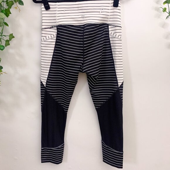 Athleta Stripe Relay Capri 2.0 Black White Size Medium - Picture 3 of 10